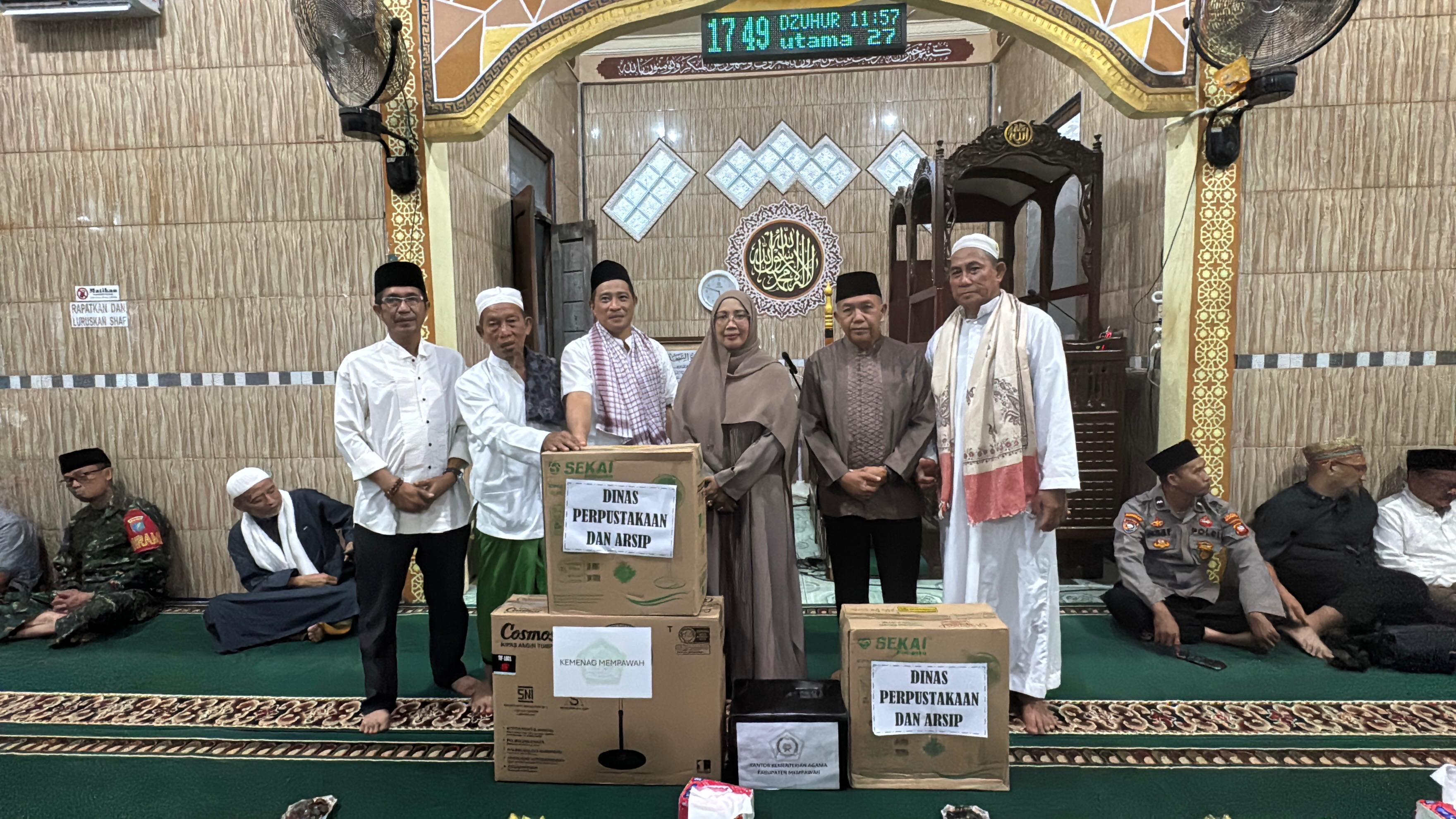 BANTUAN: Bupati Mempawah Erlina menyalurkan bantuan untuk Masjid Nurul Falah saat Silaturahmi Ramadan.