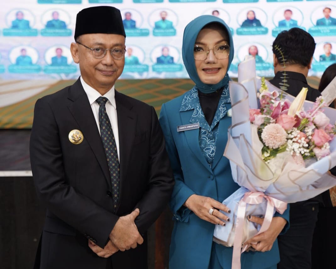ABADIKAN MOMEN: Ketua TP-PKK Kota Pontianak Yanieta Arbiastutie mengabadikan momen bersama Wali Kota Pontianak Edi Rusdi Kamtono.
