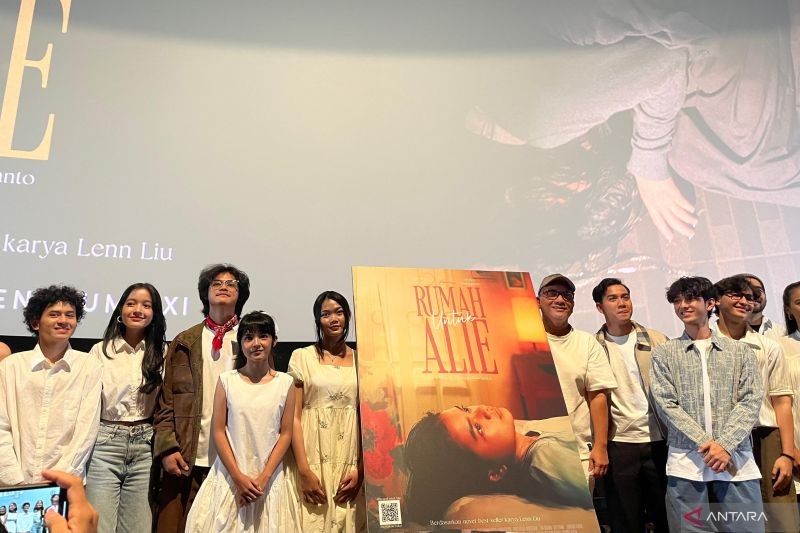 Jajaran pemain dan tim produksi film "Rumah Untuk Alie" saat rilis official poster, di Jakarta, pada Senin (10/3).