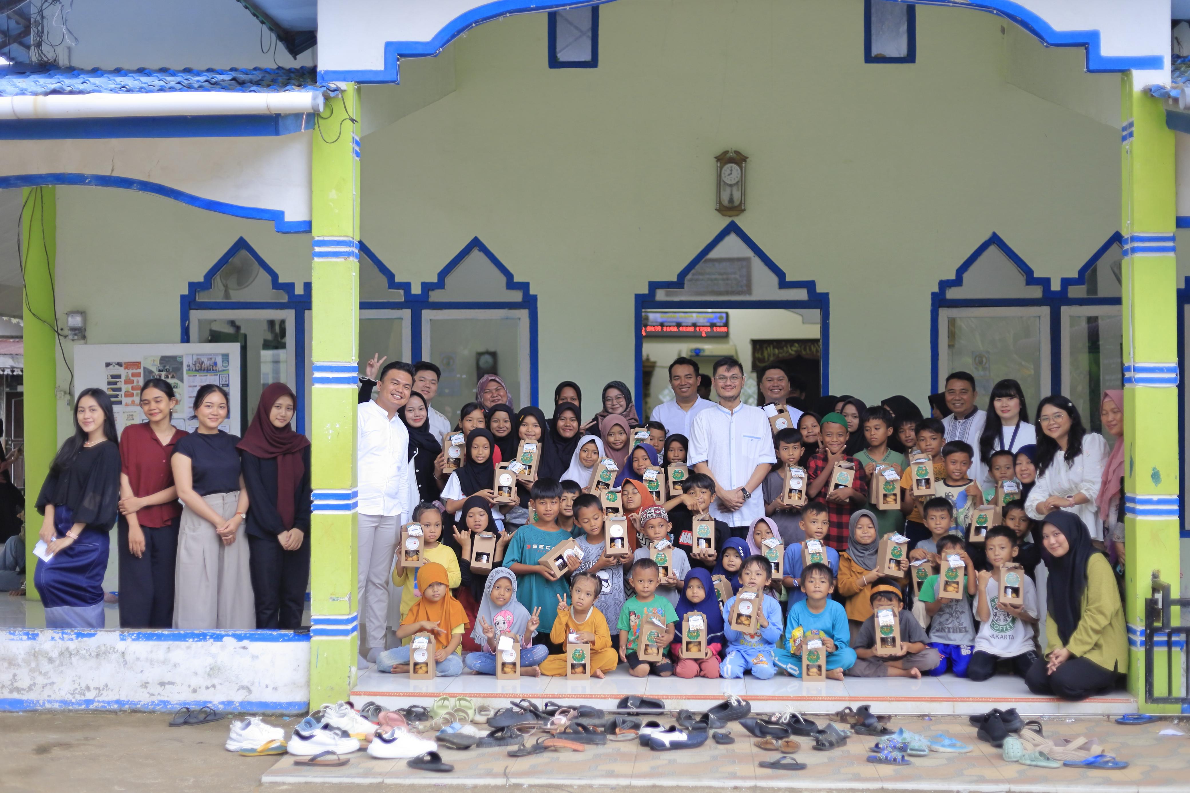 CSR : Hotel Mercure dan Ibis Pontianak City Center saat menggelar acara Berbagi Bersama sebagai bagian dari program Corporate Social Responsibility (CSR) di Desa Jeruju Besar.