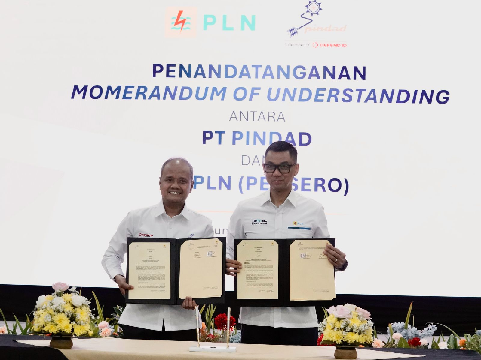 Dirut PLN, Darmawan Prasodjo dengan PT Pindad, Sigit P. Santosa saat melakukan Penandatanganan MoU.