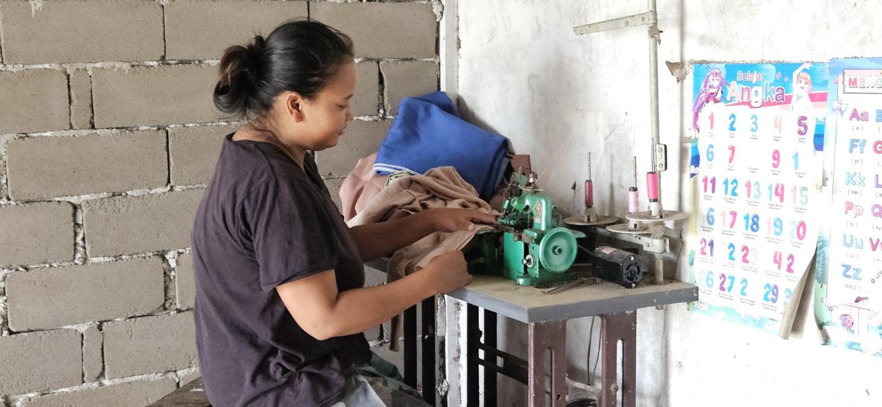 Salah satu warga Desa Rengas Kapuas, Kabupaten Kubu Raya, Mulhayanti kini menggunakan mesin jahit listrik untuk meningkatkan produktivitas semenjak mendapatkan sambungan listrik secaca gratis dari PLN
