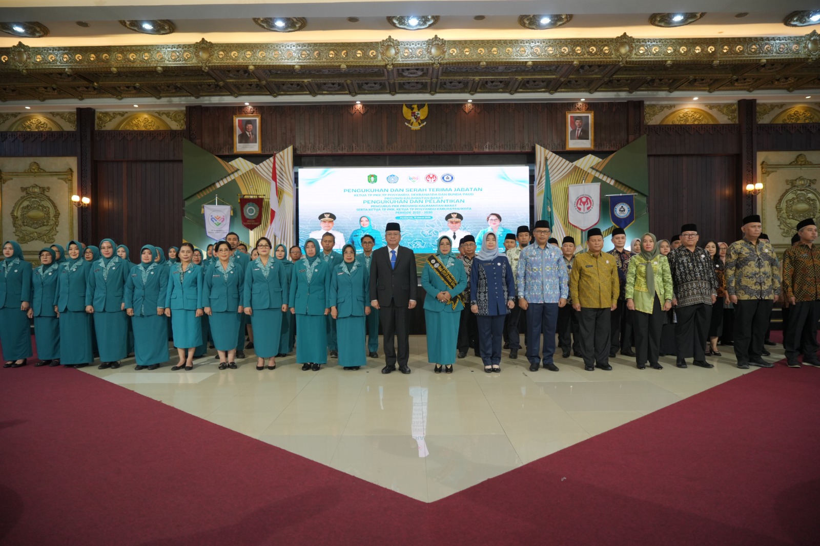 Foto bersama usai Pengukuhan dan Serah Terima Jabatan Ketua TP PKK, TP Posyandu, Dekranasda dan Bunda PAUD Provinsi Kalimantan Barat.