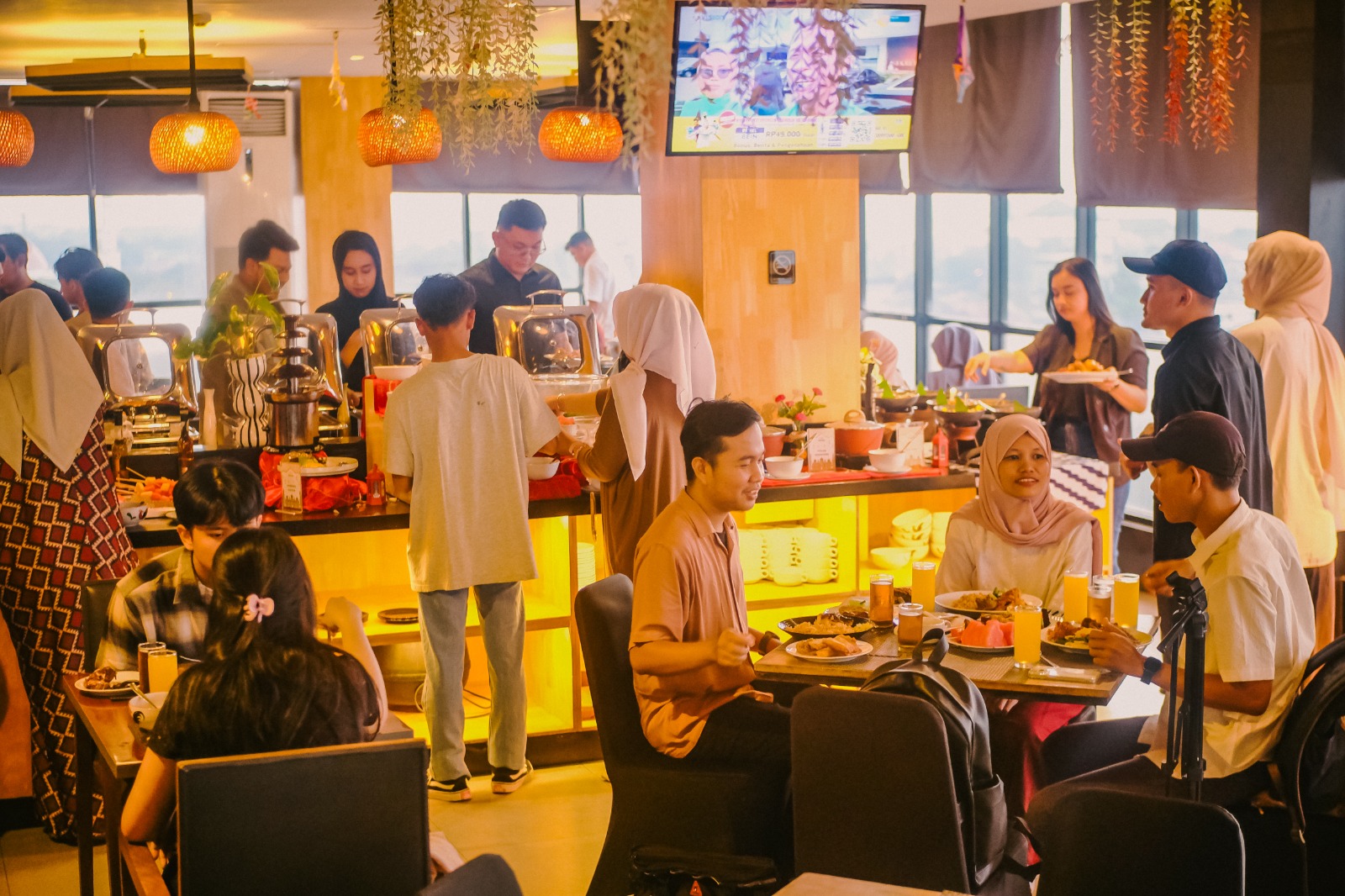 Suasana berbuka puasa di Hotel Neo Pontianak.