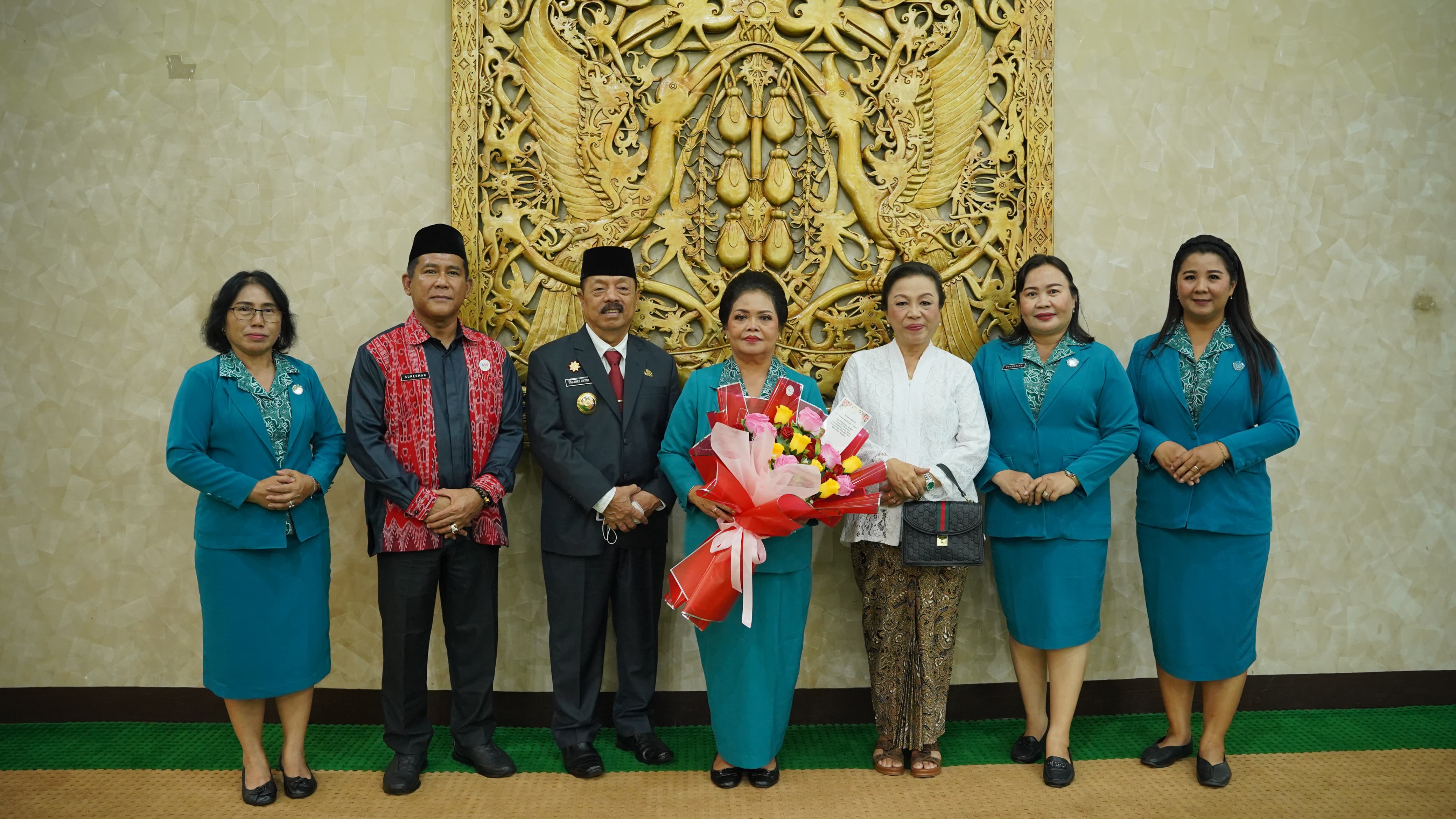 Yohana Kusbariah didampingi Bupati Sanggau, Yohanes Ontot usai dilantik sebagai Ketua PKK, Dekranasda dan Bunda PAUD Sanggau 2025-2030.