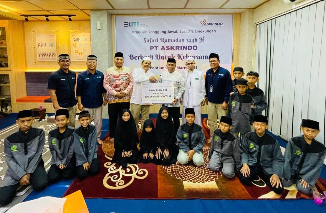 SANTUNAN: Direktur Bisnis PT Askrindo, Budhi Novianto, secara simbolis menyerahkan santunan kepada perwakilan anak asuh Pondok Tahfizh Quran Hisbah Al-Mizan Pontianak dan Panti Asuhan Al-Hidayah.