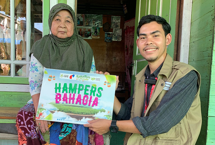 Dompet Ummat saat menyalurkan Hampers Bahagia.