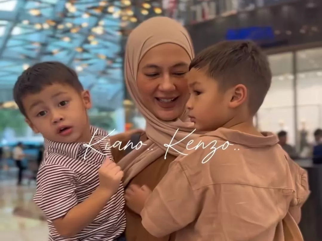 Paula Verhoeven bersama kedua anaknya.