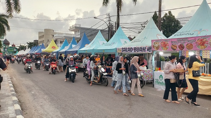 RAMAI: Suasana Ramadan Fair di Kota Singkawang.