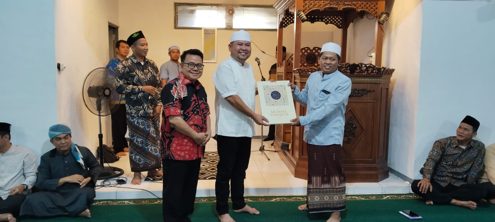 SIMBOLIS : Bupati dan Wakil Bupati Melawi secara simbolis memberikan bantuan AlQuran kepada pengurus Masjid Baitul Mutaqim Desa Tanjung Sari dalam kegiatan safari ramadan.