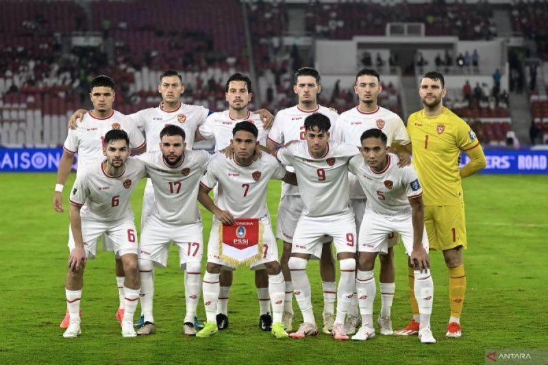 Pesepak bola Timnas Indonesia berpose sebelum melawan Timnas Arab Saudi pada pertandingan Grup C putaran ketiga Kualifikasi Piala Dunia 2026 Zona Asia di Stadion Utama Gelora Bung Karno, Senayan.