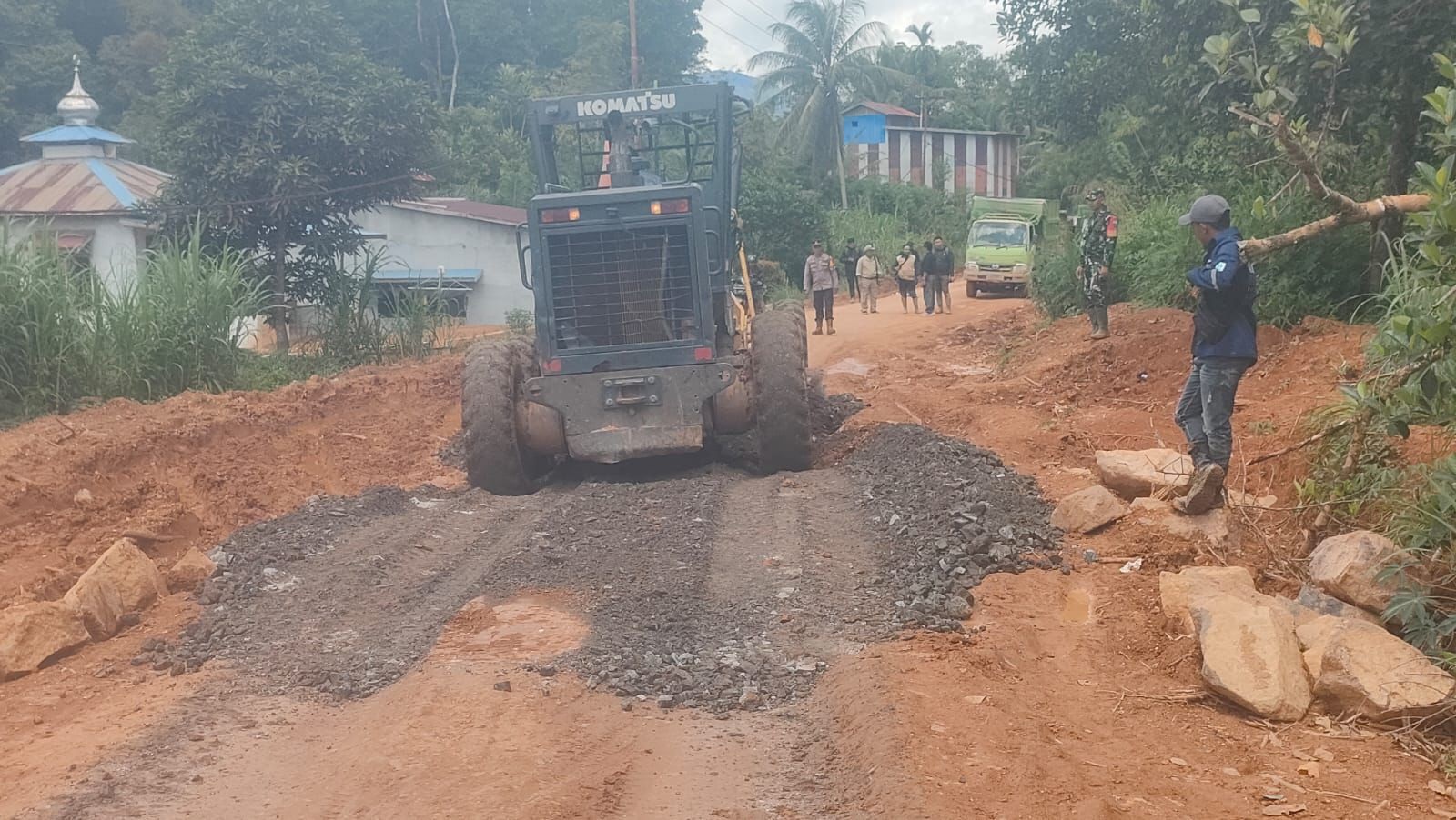 GOTONG ROYONG: Jajaran Forkopimcam Jelai Hulu, warga dan perusahaan bergotong royong memperbaiki ruas jalan yang rusak di daerah tersebut.