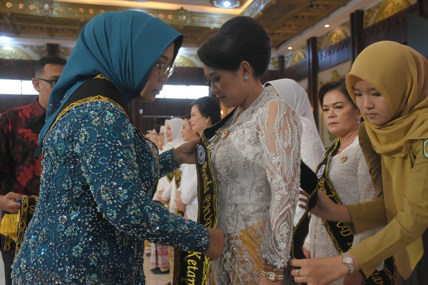 LANTIK: Ketua TP PKK Kalbar, Erlina Ria Norsan, melantik Lusia Dewi Nurjana Alexander Wilyo sebagai ketua TP PKK Ketapang.