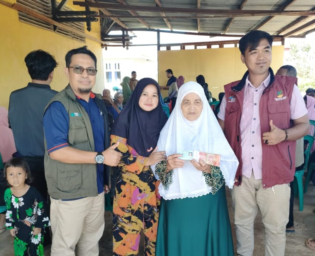 BANTUAN: Kantor Pos Putussibau saat menyalurkan bantuan PKH di Kecamatan Malisi.