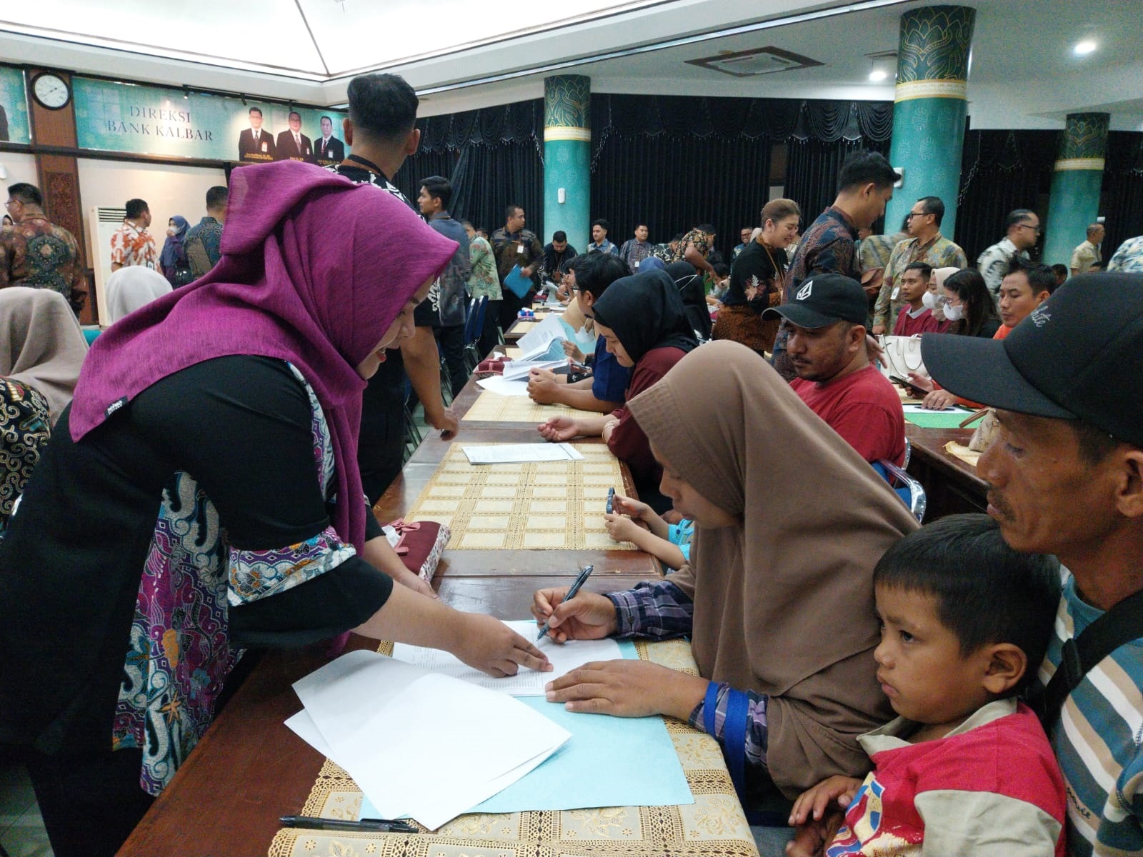 AKAD MASSAL : Sejumlah pelaku UMKM menandatangani akad KUR di Aula Gedung Pusat Bank Kalbar, Selasa (11/3).
