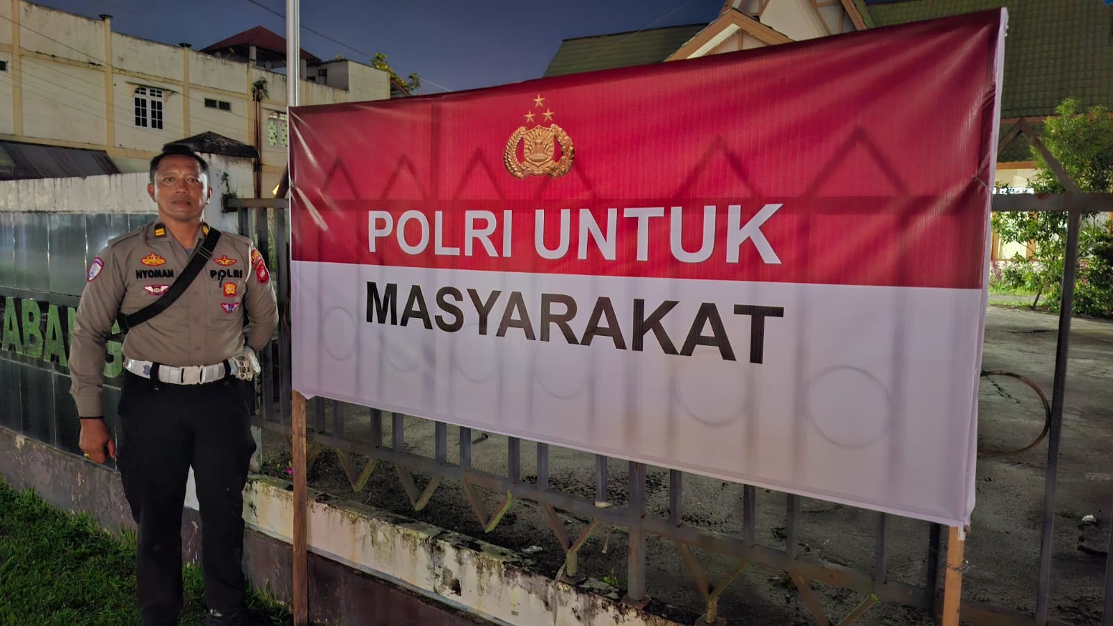 TUNJUKKAN: Anggota Polres Landak menunjukan spanduk bertuliskan tagline &ldquo;Polri Untuk Masyrakat&rdquo;.
