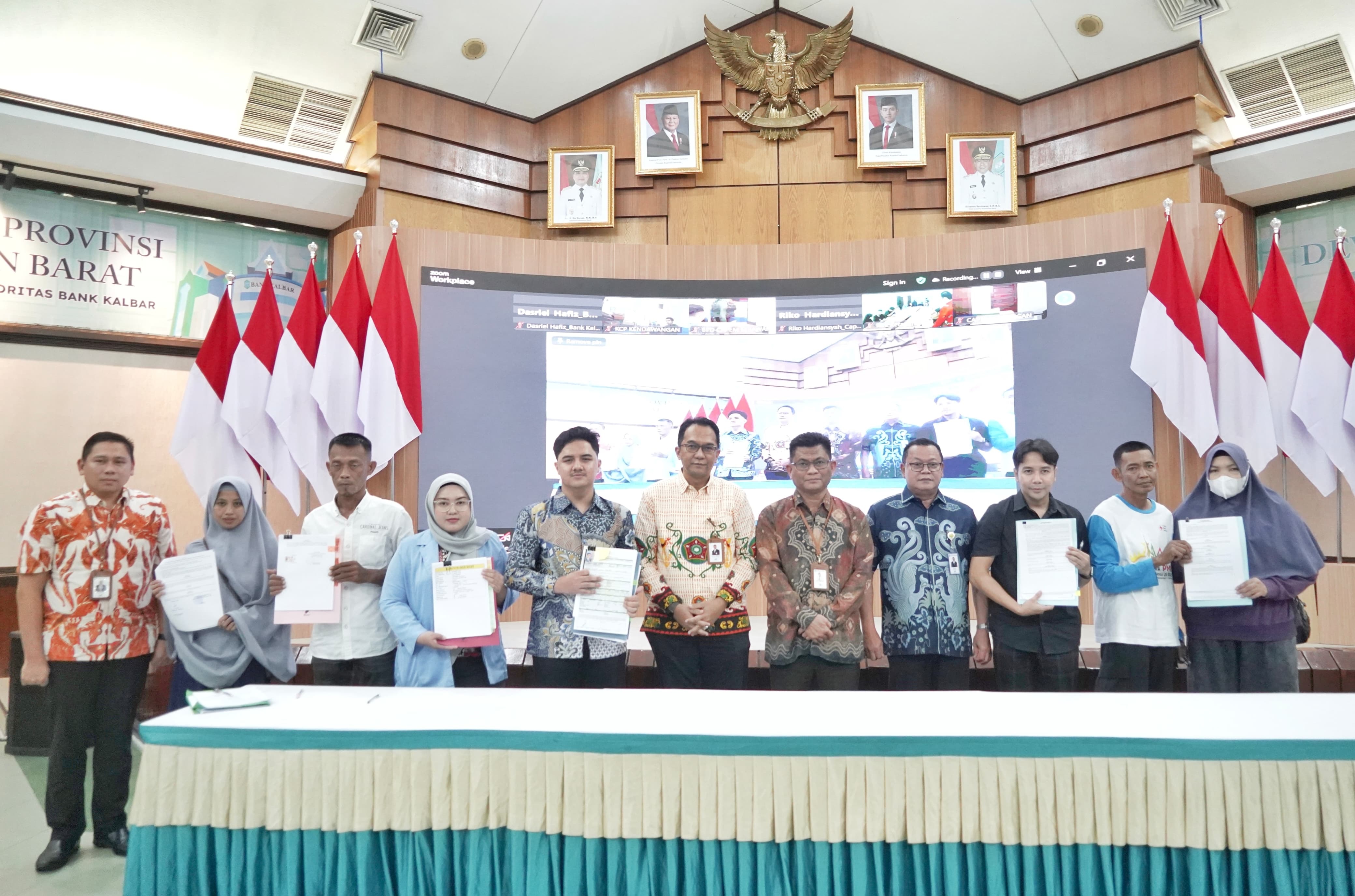 TANDA TANGAN : Sejumlah perwakilan UMKM menandatangani akad KUR yang disaksikan oleh jajaran Direksi Bank Kalbar.
