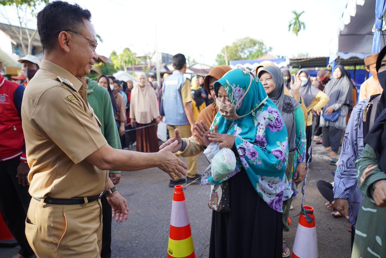 PASAR MURAH: Wali Kota Pontianak Edi Rusdi Kamtono meninjau pelaksanaan operasi pasar atau pasar murah di Halaman Kantor Camat Pontianak Selatan.