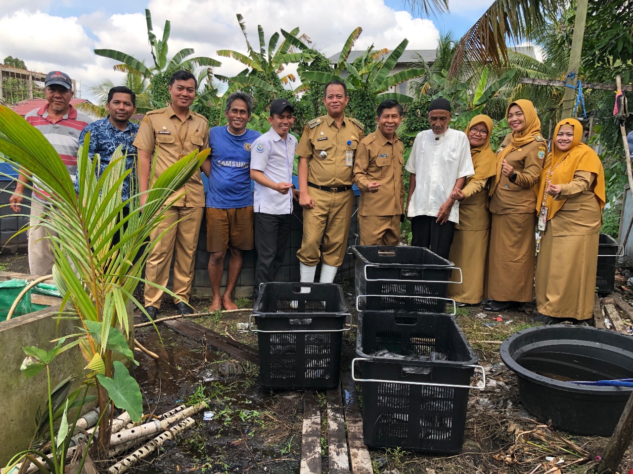 BUDIDAYA: Plt Kepala Dinas Pangan Pertanian dan Perikanan Kota Pontianak Muchamad Yamin menyaksikan panen perdana budidaya ikan lele.