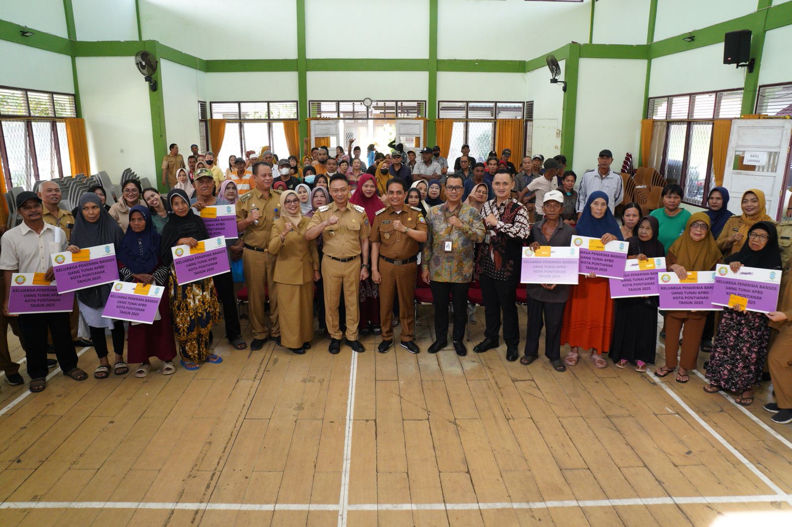 BANSOS TUNAI: Wali Kota Pontianak Edi Rusdi Kamtono didampingi wakilnya Bahasan bersama warga penerima bansos tunai di Kecamatan Pontianak Utara.