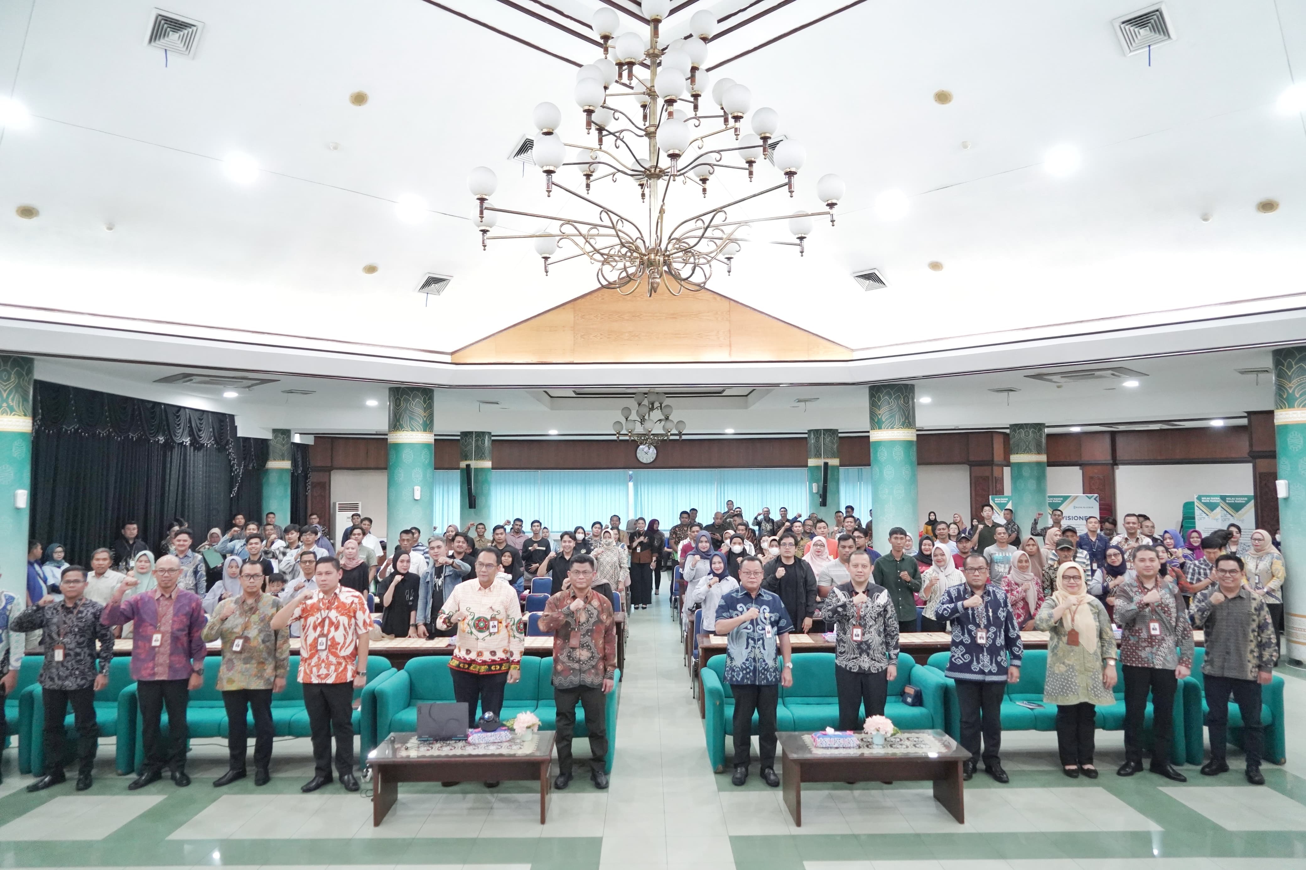 FOTO BERSAMA: Jajaran Direksi Bank Kalbar berfoto bersama dengan para debitur KUR pada momen pelaksanaan akad massal KUR, Selasa (11/3).