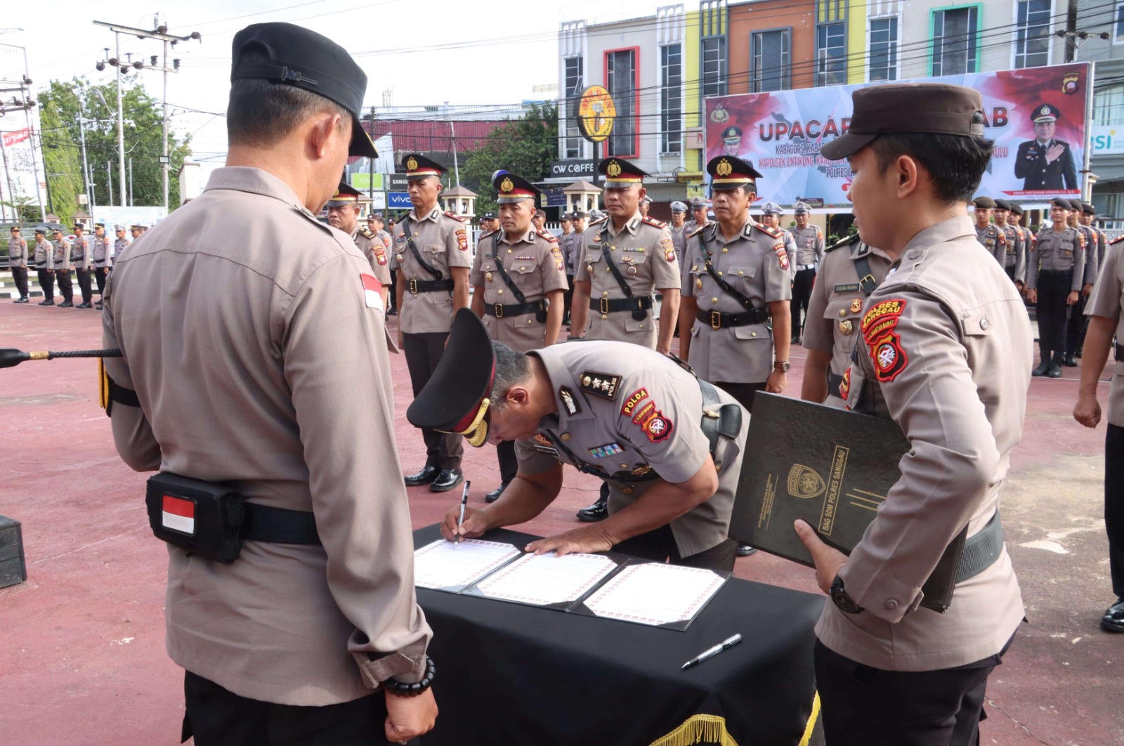 SERTIJAB : Upacara serah terima jabatan (Sertijab) sejumlah pejabat utama dan Kapolsek jajaran di Polres Sanggau digelar Senin (10/3)