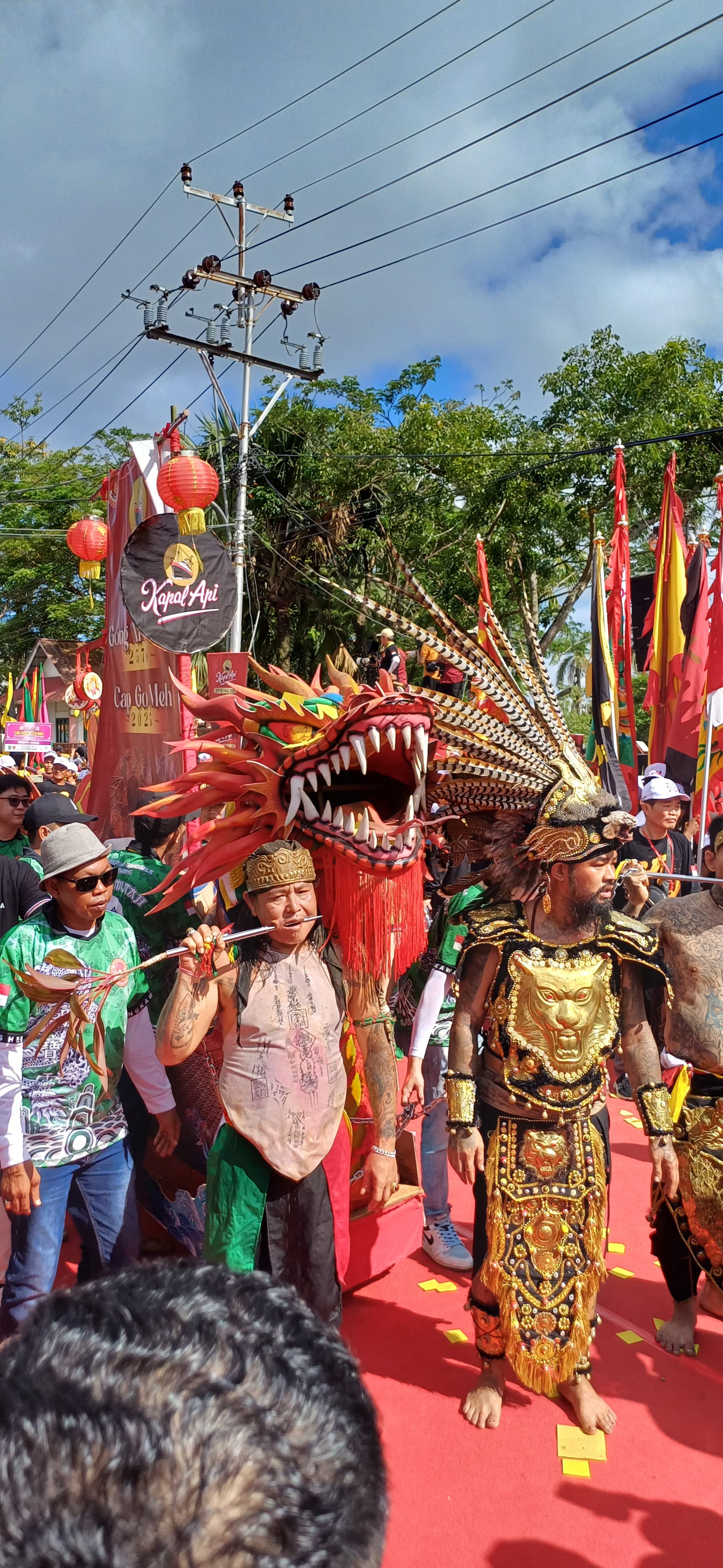 Atraksi tatung yang penuh makna menjadi daya tarik utama wisatawan yang menghadiri Festival Cap Go Meh di Kota Singkawang.