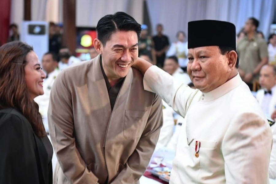Riefian Fajarsyah alias Ifan Seventeen (tengah) bersama Presiden Prabowo Subianto. Ia dikabarkan ditunjuk menjadi direktur PT PFN.