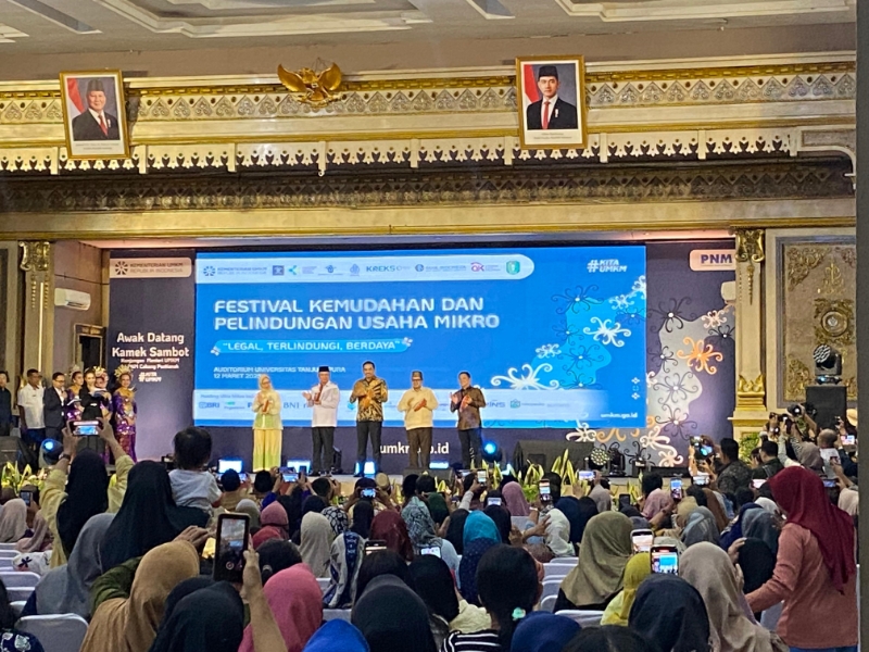 Pembukaan acara secara simbolis dilanjutkan dengan penyerahan plakat dari PNM ke Menteri UMKM.