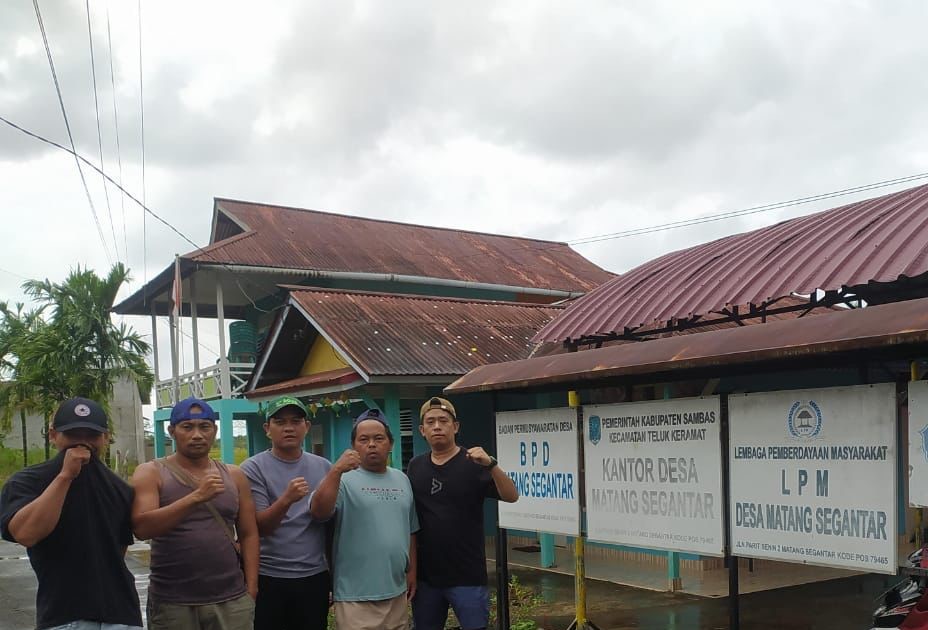 DUKUNGAN WARGA: Sejumlah warga Teluk Keramat meminta pihak berwajib mengusut tuntas dugaan kasus penyewengan dana PIP.