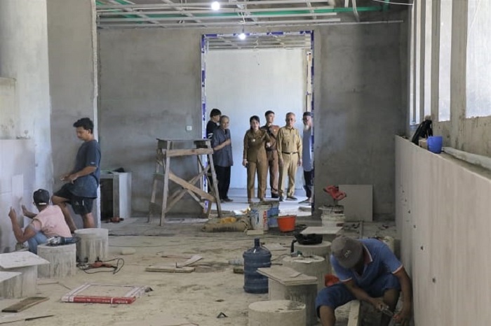 TINJAU: Wali Kota dan Wakil Wali Kota Singkawang meninjau langsung progres pembangunan Masjid Agung Singkawang pada Selasa (11/3).