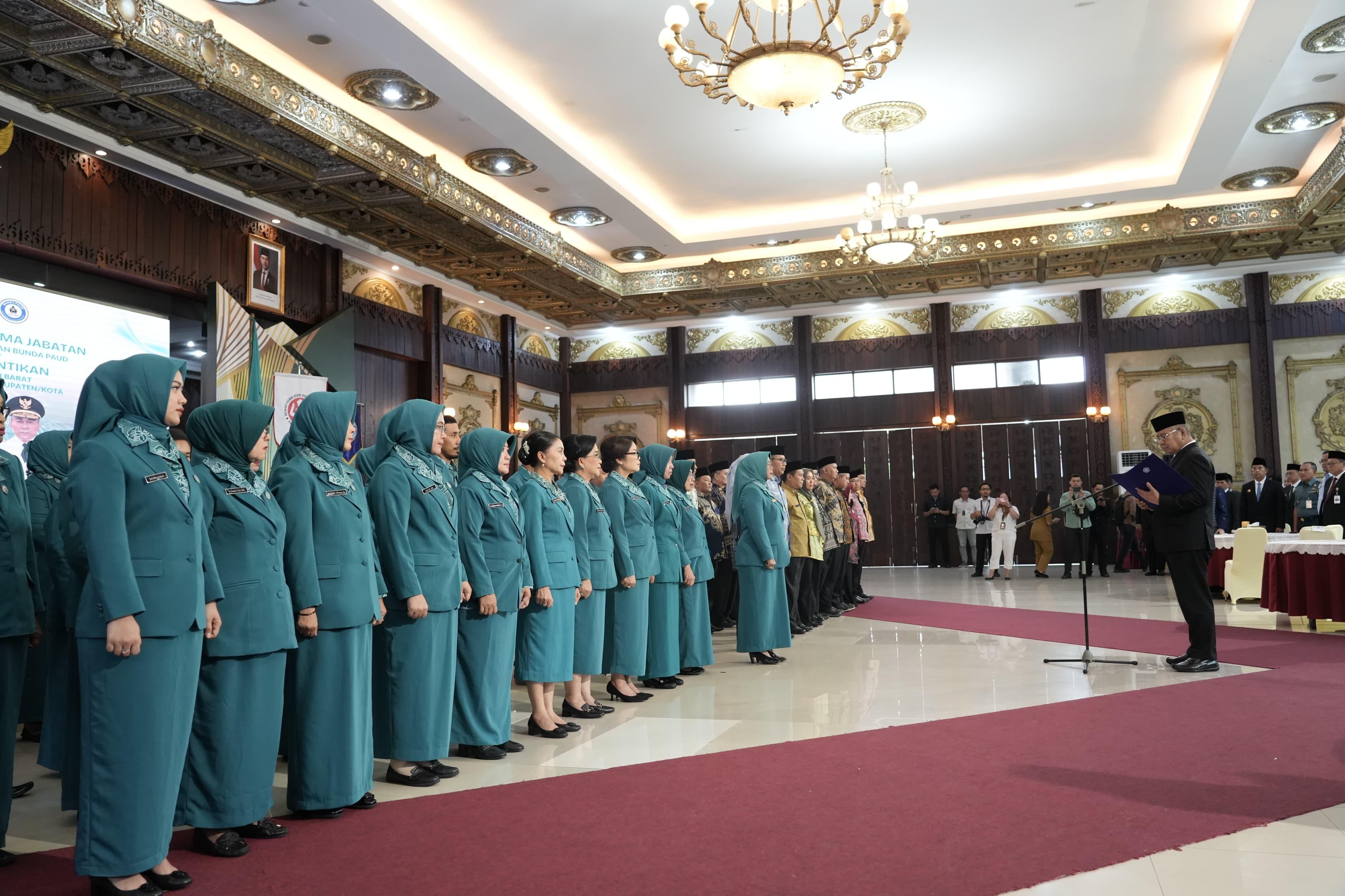 PENGUKUHAN: Prosesi pengukuhan Erlina Norsan sebagai Ketua TP PKK Kalbar.&nbsp;