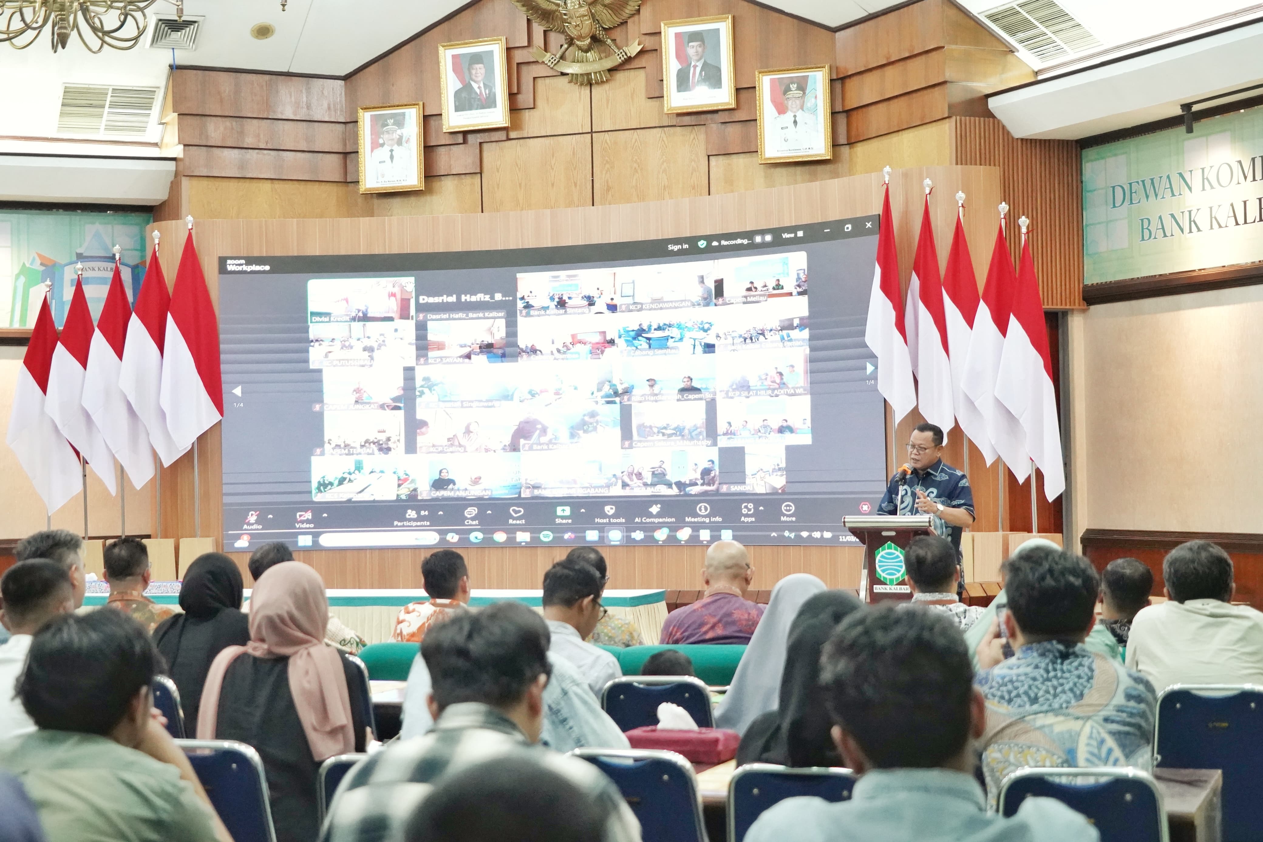 SAMBUTAN : Direktur Utama Bank Kalbar, Rokidi, saat menyampaikan sambutan.