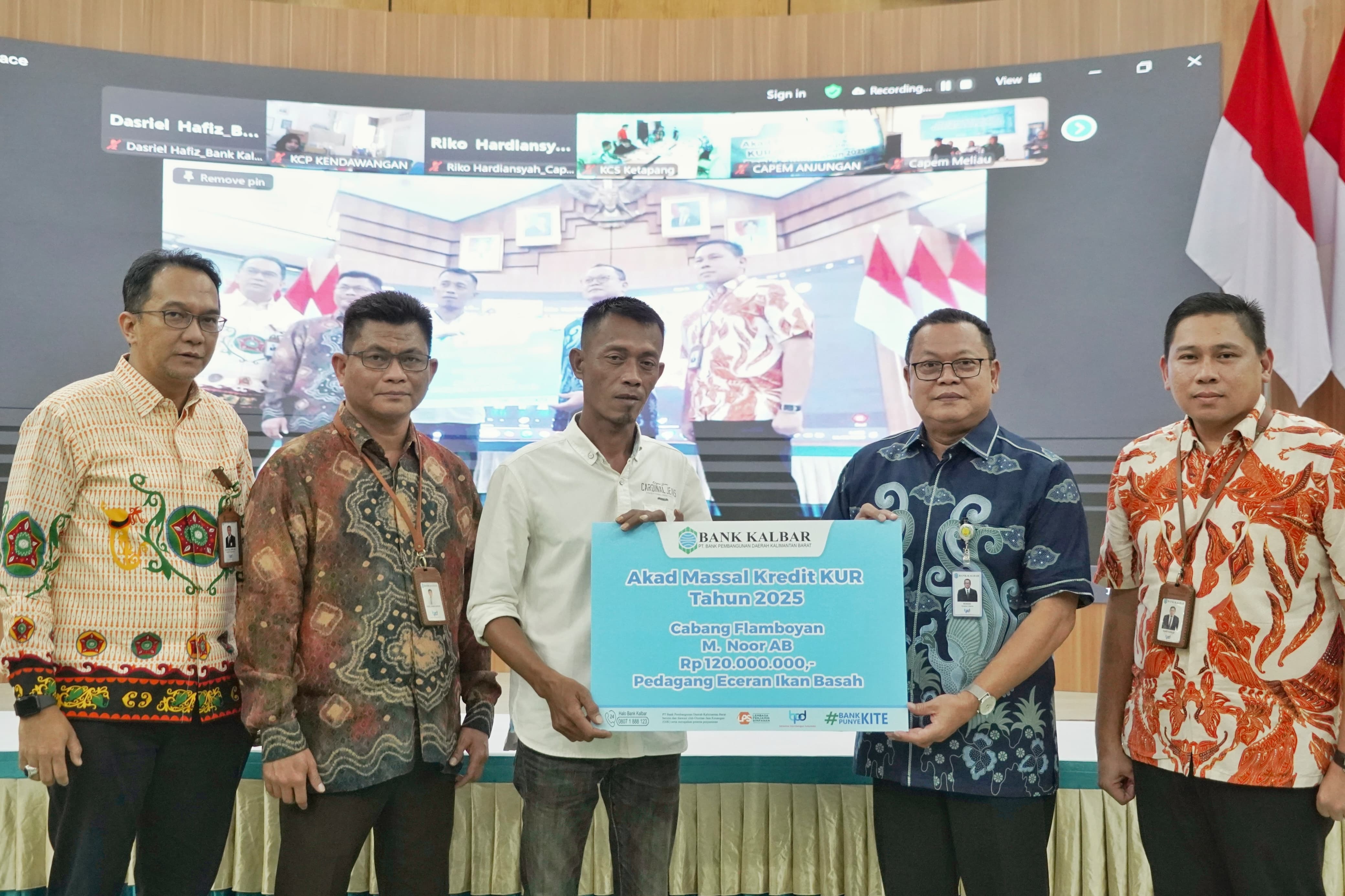 SERAHKAN : Penyerahan secara simbolis KUR kepada pelaku UMKM Kalbar.
