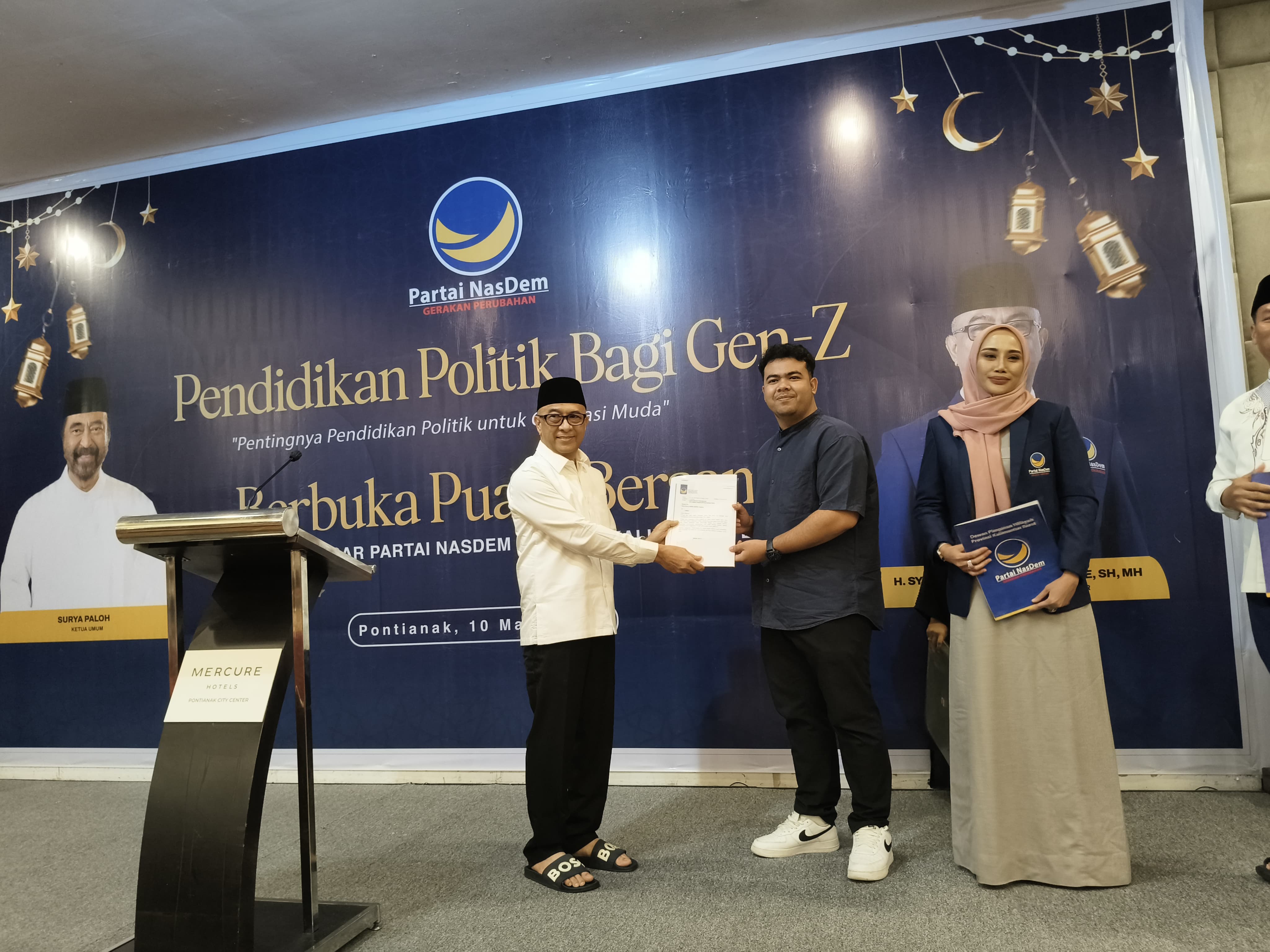 Seminar pendidikan politik oleh Partai NasDem Kalbar yang diikuti buka puasa bersama para santri dari berbagai pondok pesantren di Provinsi Kalimantan Barat.