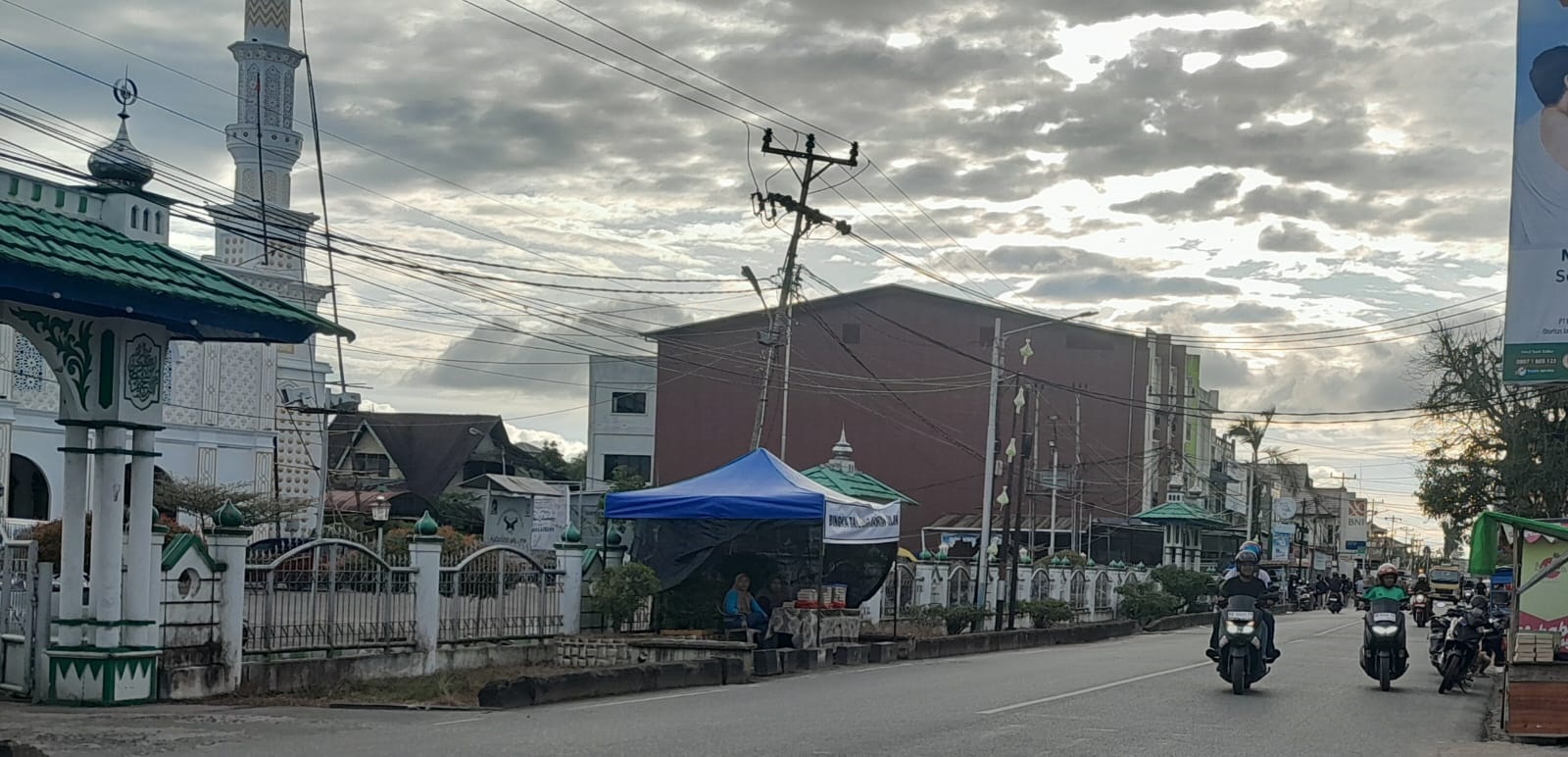 BERSIAP: Suasana Jalan Tabrani pada siang hari saat pemilik lapak pasar juadah mulai mempersiapkan dagangannya sebelum diserbu warga yang berburu takjil.