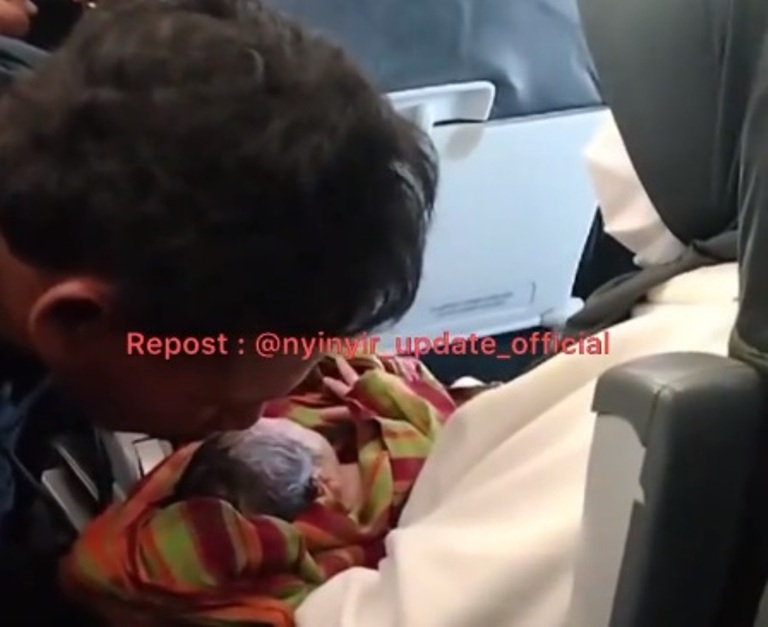 Tangkapan layar video bayi yang labir di pesawat rute Pontianak - Surabaya, Rabu (12/3/2025).