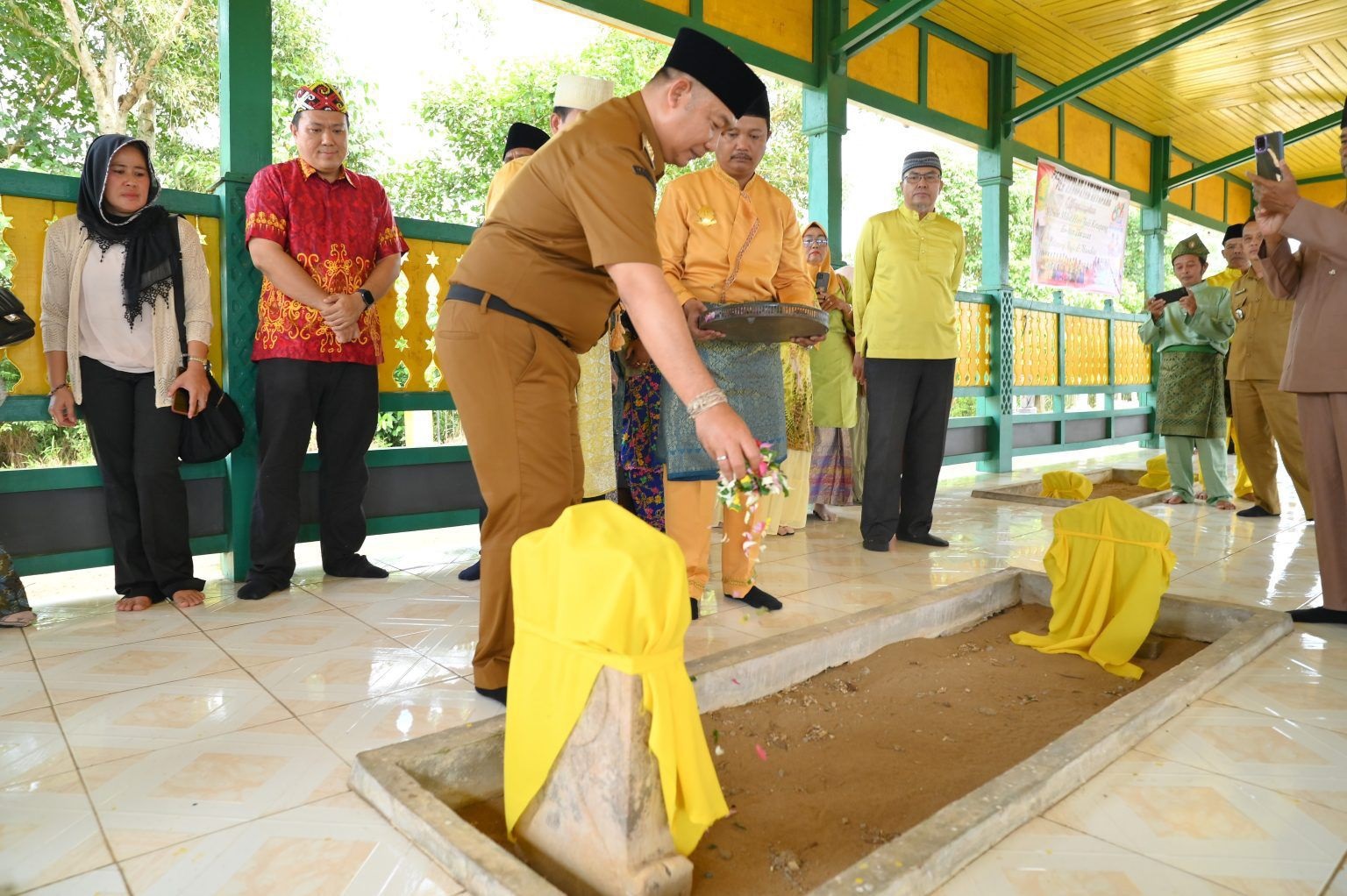 TABUR BUNGA: Bupati Ketapang, Alexander Wilyo, menaburkan bunga di salah satu makam di kawasan Makam Keramat 9, Selasa (11/3).