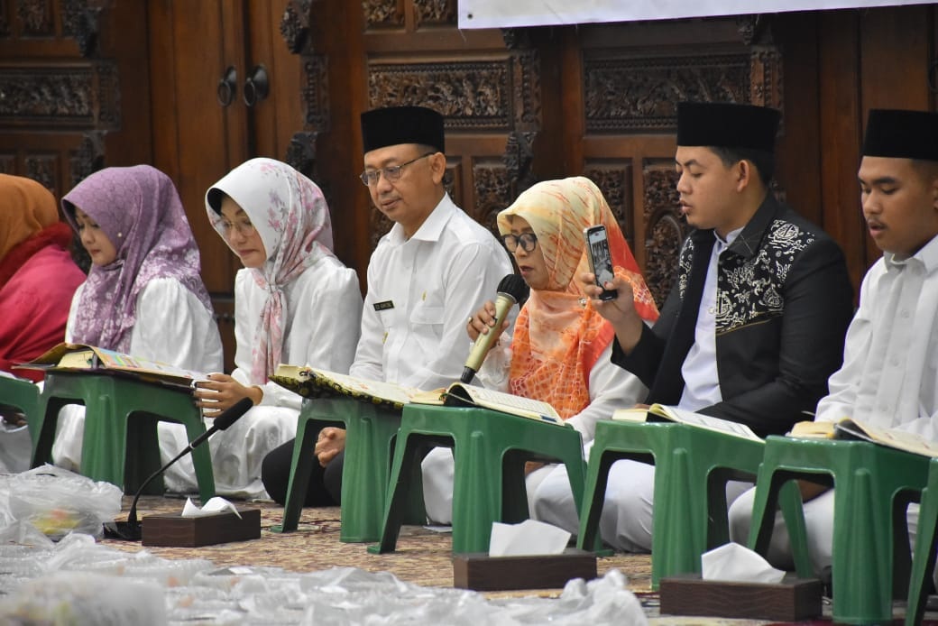 KHATAMKAN ALQURAN: 400 Jamaah Majelis Taklim Ormas Muslimah Kota Pontianak khataman Al Quran setelah menjalani program