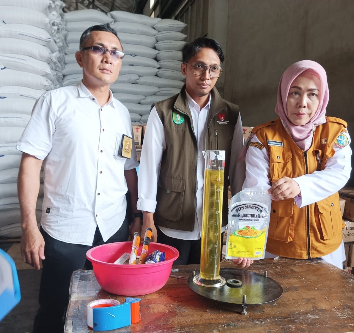 CEK MINYAKITA: Petugas mengecek volume minyak goreng merek Minyakita di Kota Pontianak dan Kabupaten Kubu Raya, pada Rabu, 12 Maret.