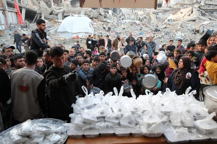 TUNGGU BANTUAN: Warga menunggu untuk menerima bantuan makanan selama Ramadhan di Kota Gaza pada 4 Maret 2025.