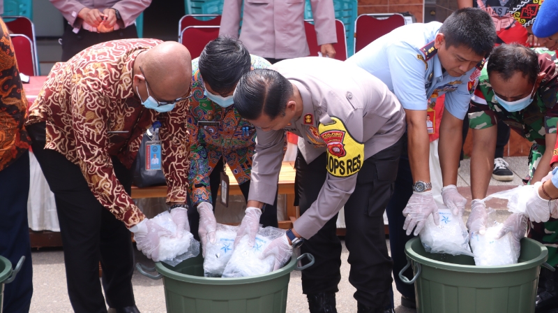 Pemusnahan barang bukti narkotika jenis sabu hasil pengungkapan kasus peredaran narkoba di halaman Mapolres Bengkayang pada Kamis (13/3).
