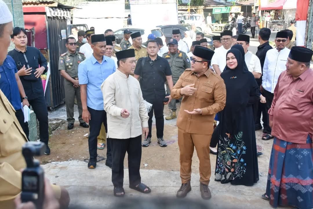 PENETAPAN MASJID AGUNG: Gubernur Kalbar, Ria Norsan menyaksikan penetapan Masjid Awaluddin di Desa Limbung sebagai masjid Agung di Kubu Raya melalui SK pertama Bupati Kubu Raya.