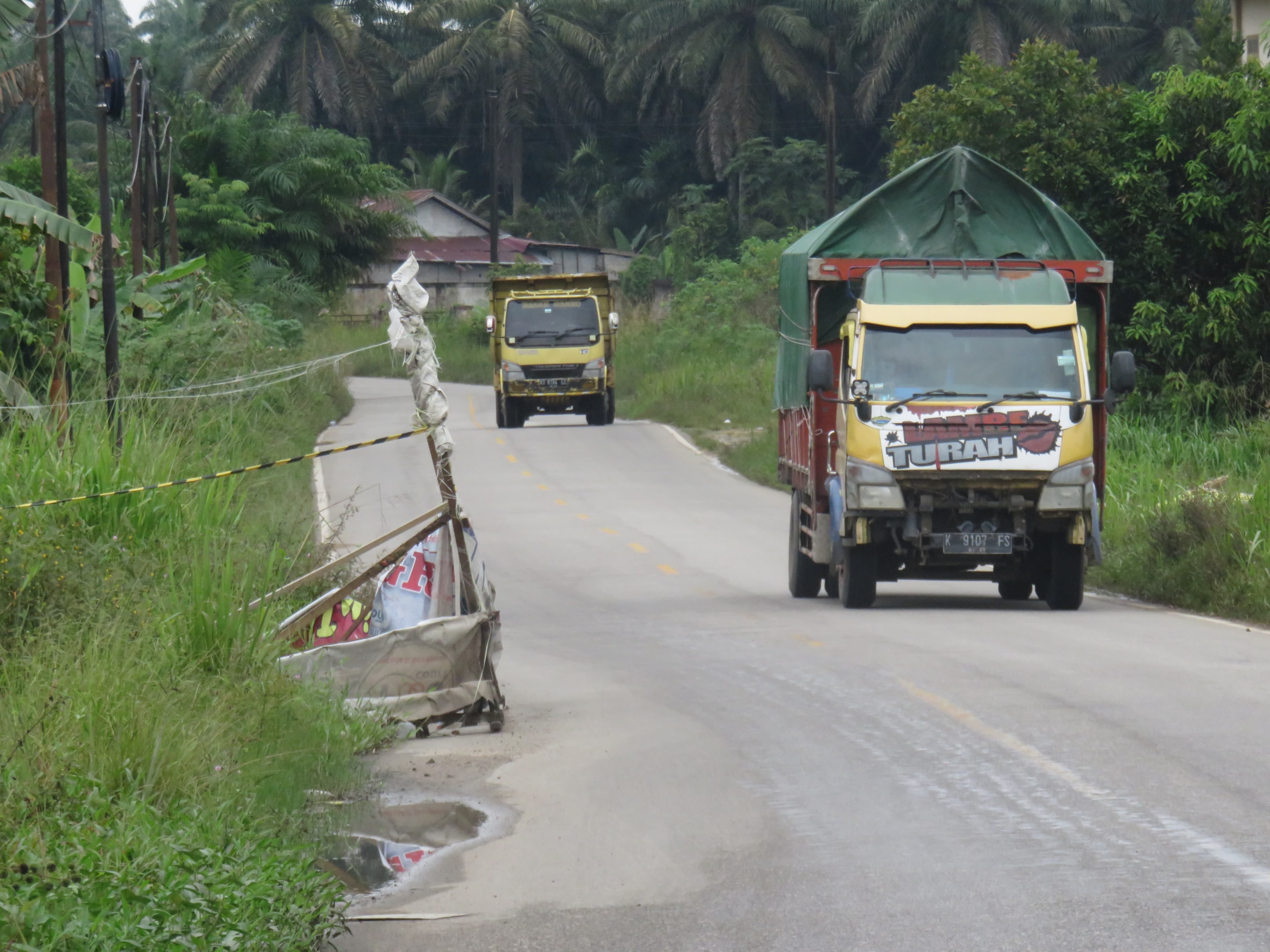 JALAN BERLOBANG: Kondisi jalan Ngabang-Pontianak yang mengalami kerusakan. Kapolres Landak, AKBP Siswo Dwi Nugroho meminta para pengendari berhati-hati.