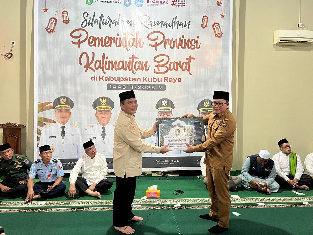 BANTUAN: Penyerahan bantuan dari Pemerintah Provinsi Kalimantan Barat kepada Pemerintah Kabupaten Kubu Raya, yang diserahkan langsung oleh Gubernur Kalbar Ria Norsan.
