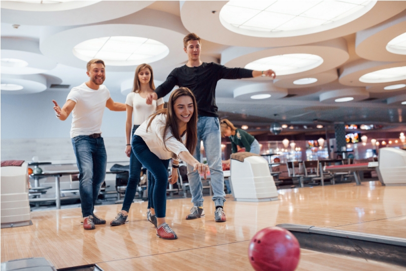 Ilustrasi bermain bowling.