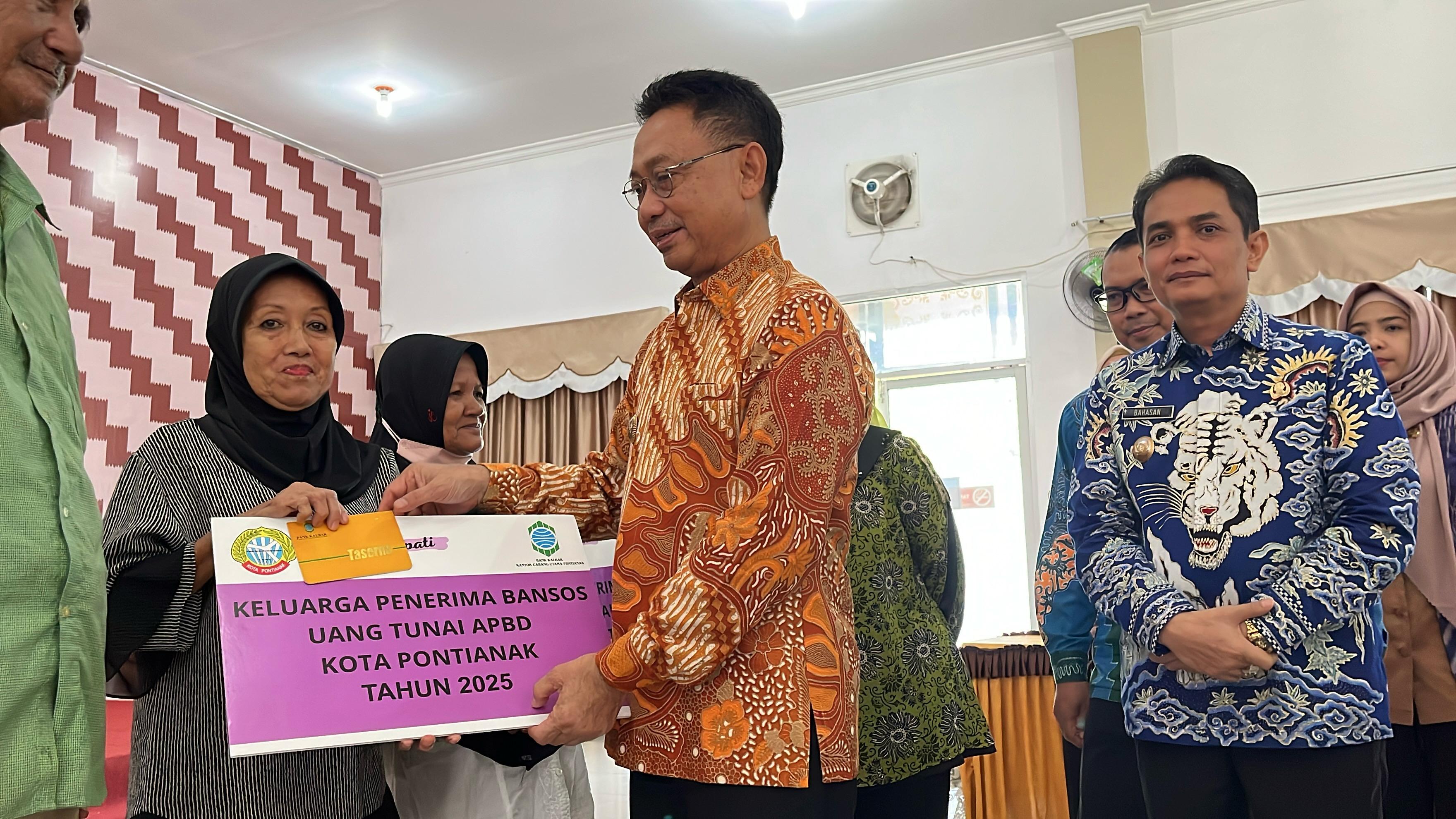 BANSOS: Wali Kota Edi Rusdi Kamtono dan Wakil Wali Kota Bahasan menyerahkan bansos tunai secara simbolis kepada masyarakat penerima manfaat dari Pontianak Kota dan Pontianak Barat.