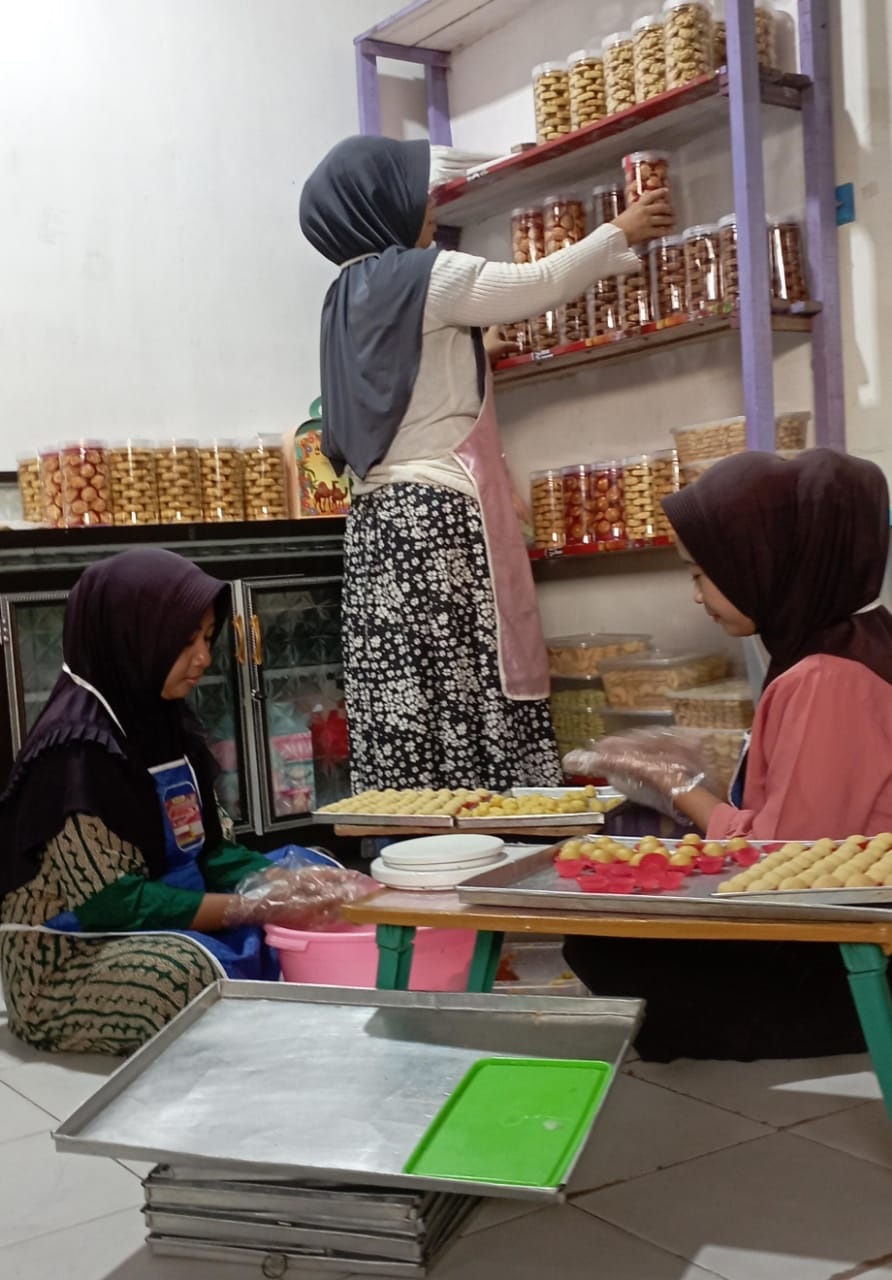 MENINGKAT: Para pekerja sedang menyelesaikan pesanan. Momen Ramadan ini, pesanan berbagai jenis kue kering meningkat.