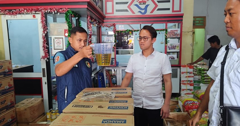 SIDAK : Tim Satrekrim Polres Sintang saat melakukan sidak terhadap penyaluran minyak goreng subsidi merek MINYAKITA di beberapa distributor utama di Kabupaten Sintang.