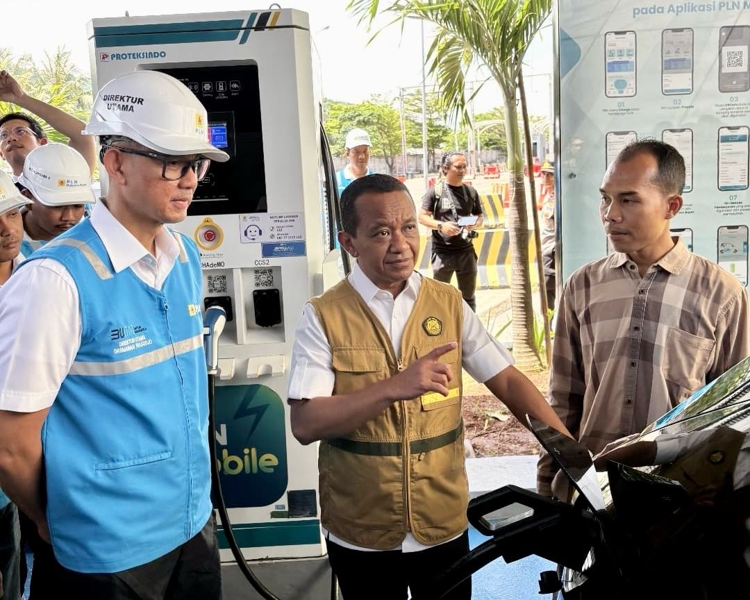 Menteri ESDM, Bahlil Lahadalia (tengah) didampingi Direktur Utama PLN, Darmawan Prasodjo (kiri) berbincang dengan salah satu pengguna kendaraan listrik, Daniel (kanan) dan melakukan simulasi charging.